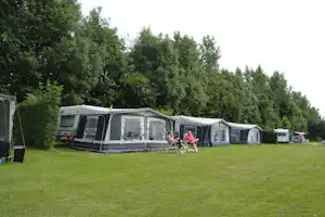 Camping warnstee - Camper, die vor ihrem Wohnwagen sitzen