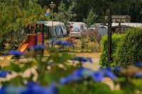 Camping Wedderbergen - Blick auf den Wohnwagen- und Zeltstellplatz und den Spielplatz vom Campingplatz