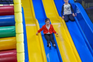 Camping Wedderbergen - Indoor-Spielplatz mit Rutschen für Kinder