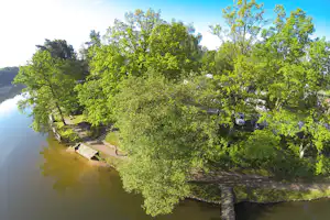 Camping Weichselbrunn - Stellplätze im Schatten unter Bäumen am See auf dem Campingplatz