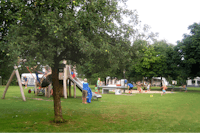 Camping Weideblik  - Kinderspielplatz zwischen den Standplätzen auf dem Campingplatz