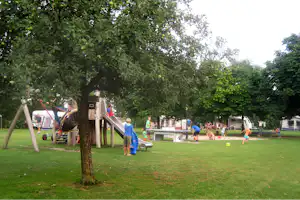 Camping Weideblik - Kinderspielplatz zwischen den Standplätzen auf dem Campingplatz