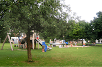 Camping Weideblik  - Kinderspielplatz zwischen den Standplätzen auf dem Campingplatz