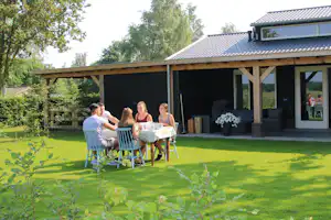 Camping Weideblik - Camper essen gemeinsam draußen vor ihrer Ferienwohnung