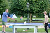 Camping Weideblik - Gäste spielen Tischtennis auf dem Campingplatz