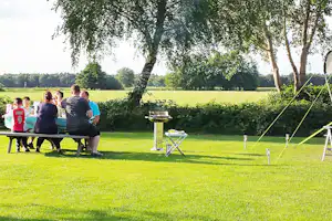 Camping Weideblik - Grillstelle mit Picknickbank auf dem Campingplatz
