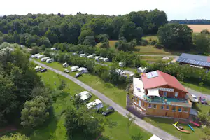Camping Weihersee - Luftaufnahme vom Hauptgebäude und dem Stellplatz auf dem Campingplatz