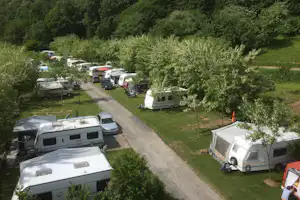 Camping Weihersee - Wohnwagenstellplatz und Wohnmobilstellplatz vom Campingplatz auf grüner Wiese