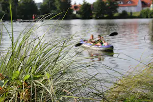 Camping Weinland - Paddelboot auf Naturbadesee am Campingplatz