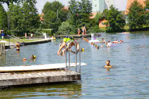 Camping Weinland - See vom Campingplatz mit spielenden Kindern