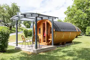 EuroParcs Wörthersee Camping Weisses Rössl - Mobilheim-Fässer auf dem Campingplatz