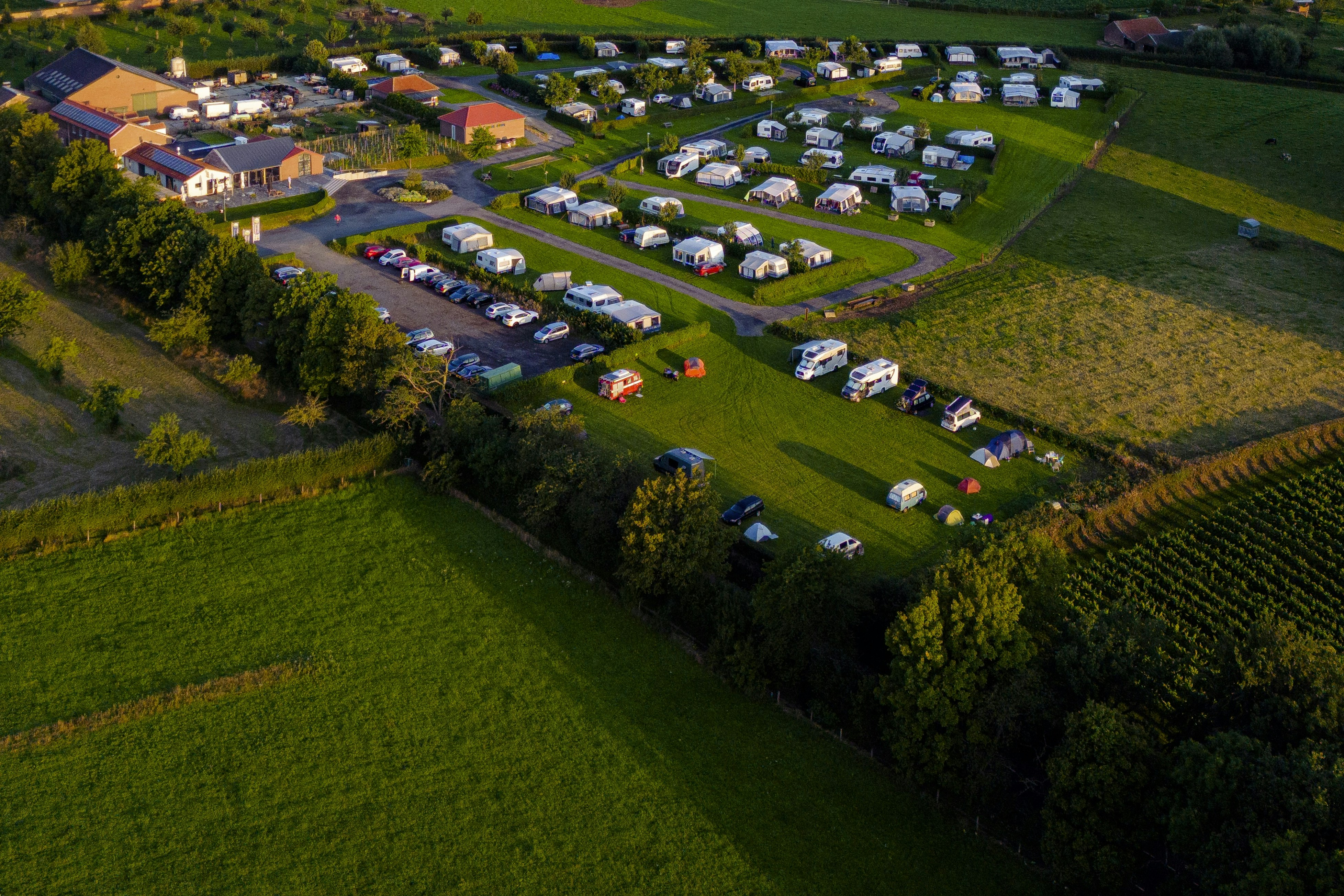Camping Welkom  - Campingplatz umgeben von Feldern aus der Vogelperspektive