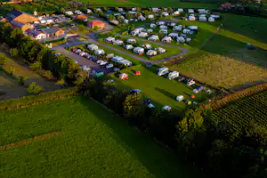 Camping Welkom - Campingplatz umgeben von Feldern aus der Vogelperspektive
