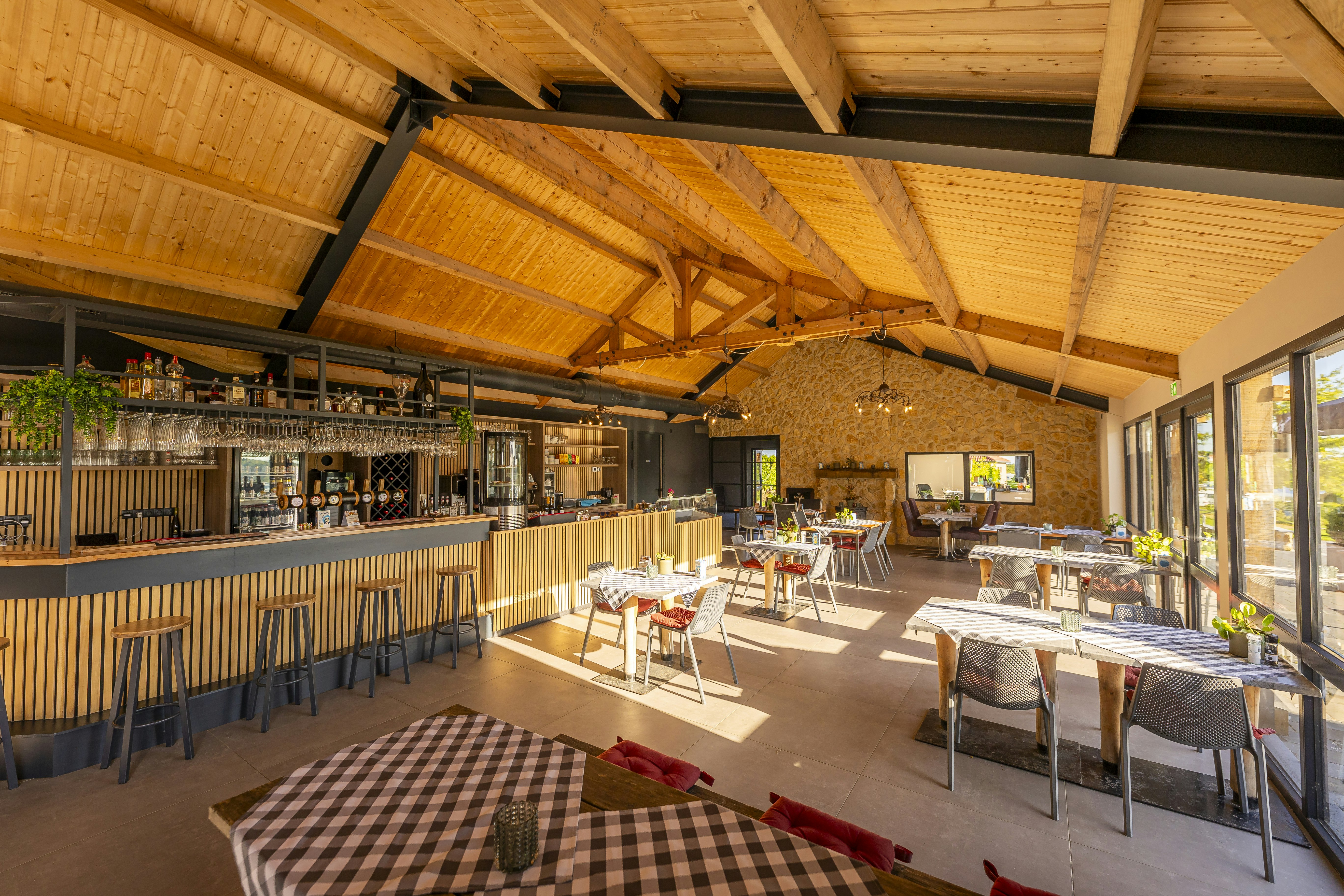 Camping Welkom - Innenansicht des Restaurants mit Bar auf dem Campingplatz