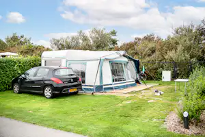 Camping Weltevreden - Blick auf einen Standplatz auf der Wiese