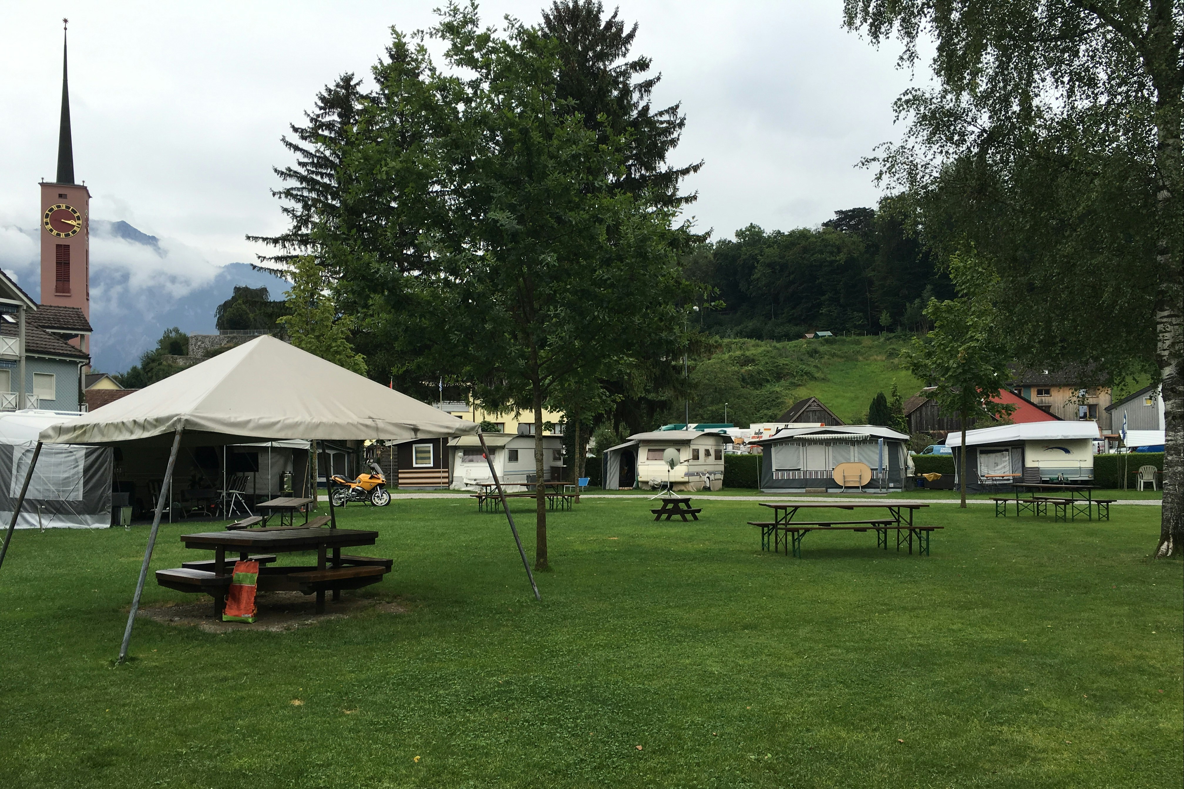 Camping Werdenberg  - Picknicktische auf dem Campingplatz