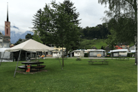 Camping Werdenberg  - Picknicktische auf dem Campingplatz