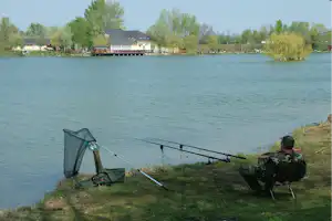 Camping WF Szabadidöpark - Camper beim Angeln am See vom Campingplatz