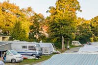 Camping Wien West - Wohnmobil- und  Wohnwagenstellplätze im Grünen auf dem Campingplatz