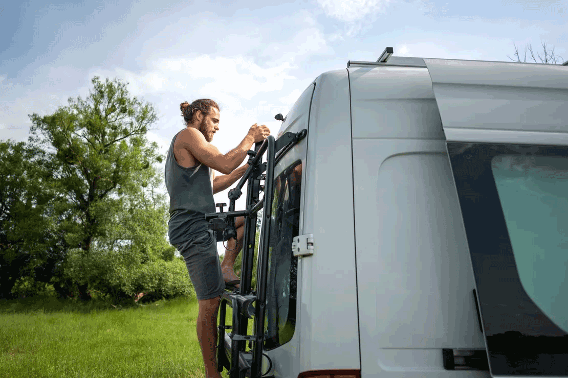 MICAMPA Wien Wienerwald - Camper am Wohnmobil auf dem Campingplatz