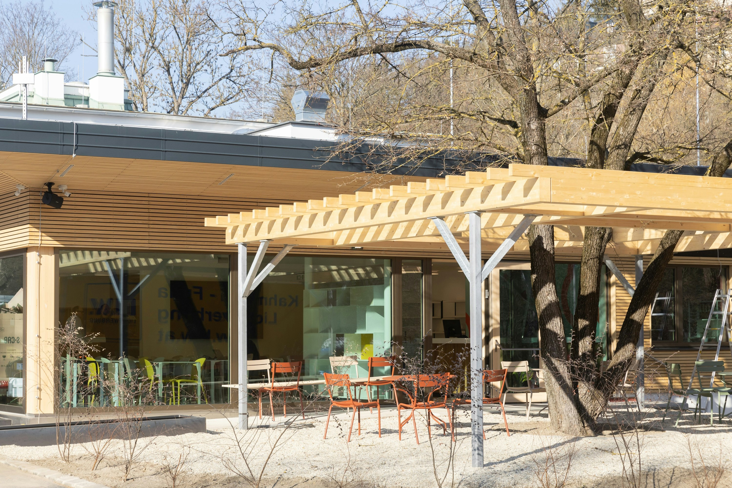 MICAMPA Wien Wienerwald - Terrasse, Imbiss und Rezeption des Campingplatzes