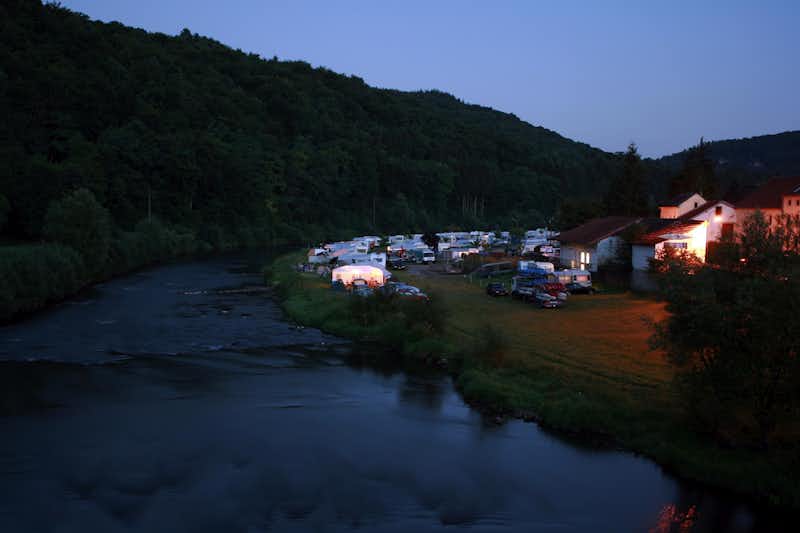 Camping Wies Neu - Übersicht auf das gesamte Campingplatz Gelände in der Nacht