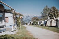 Camping Wieshof - Wohnmobil- und  Wohnwagenstellplätze mit Blick auf die Berge