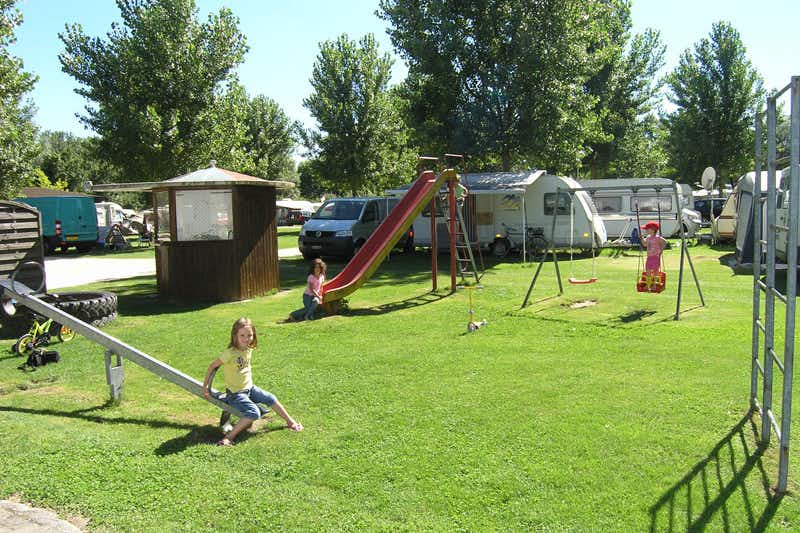 Camping Wiggerspitz  -  Spielplatz auf dem Wohnwagen- und Zeltstellplatz vom Campingplatz