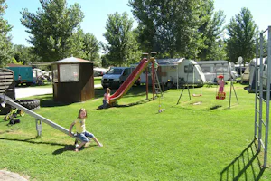 Camping Wiggerspitz - Spielplatz auf dem Wohnwagen- und Zeltstellplatz vom Campingplatz
