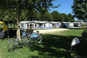 Camping Wiggerspitz - Wohnmobilstellplatz, Fahrräder vom Campingplatz im Vordergrund
