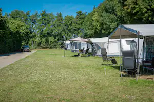 Camping Wijnhoeve De Kleine Schorre - Wohnmobil- und Wohnwagenstandplätze auf der Wiese