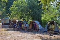 Camping Wild Nature - Gäste vor ihren Zeltplätzen