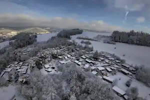 Camping Wildberg - Luftaufnahme des Campingplatzes im Winter
