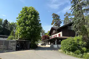 Camping Wildberg - Einfahrt und Hauptgebäude auf dem Campingplatz
