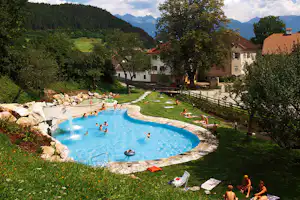 Camping Wildberg - Der Swimmingpool des Campingplatzes mit Liegewiese