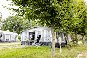 Camping Wirthshof - Wohnwagen Stellplaetze auf der Wiese