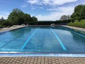 Camping Wirthshof - Freibad mit Sportschwimmbecken und Liegestühlen auf dem Campingplatz in der Nähe des Bodensees