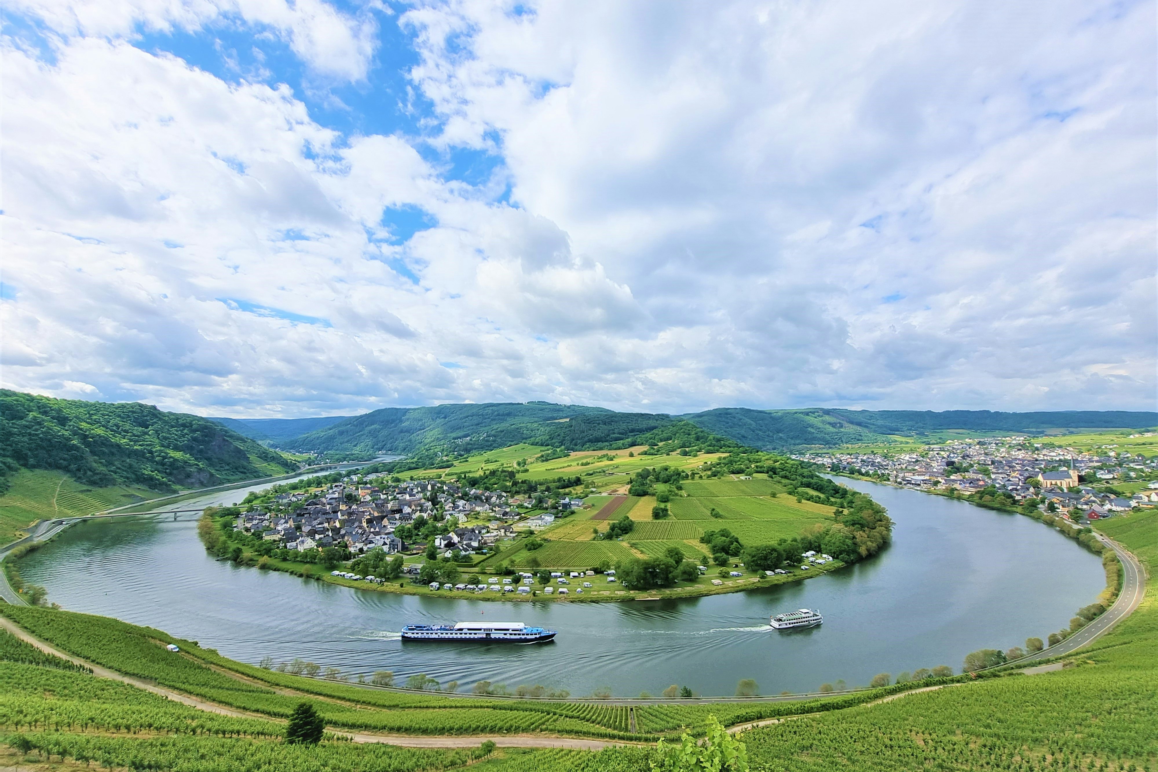Camping Wolf - Blick auf den Campingplatz in der Flusslandschaft