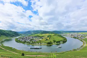 Camping Wolf - Blick auf den Campingplatz in der Flusslandschaft