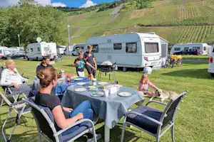 Camping Wolf - Familienstellplatz auf der Wiese
