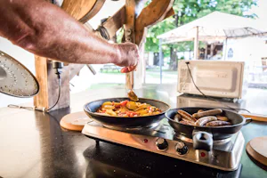 Camping Wolfratshausen - Gaeste beim kochen.jpg