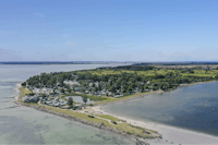 Camping Wulfener Hals - Campingplatz aus der Vogelperspektive mit Blick auf das Meer