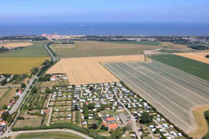Camping Wulpen - Luftaufnahme vom Campingplatz und der Nordsee