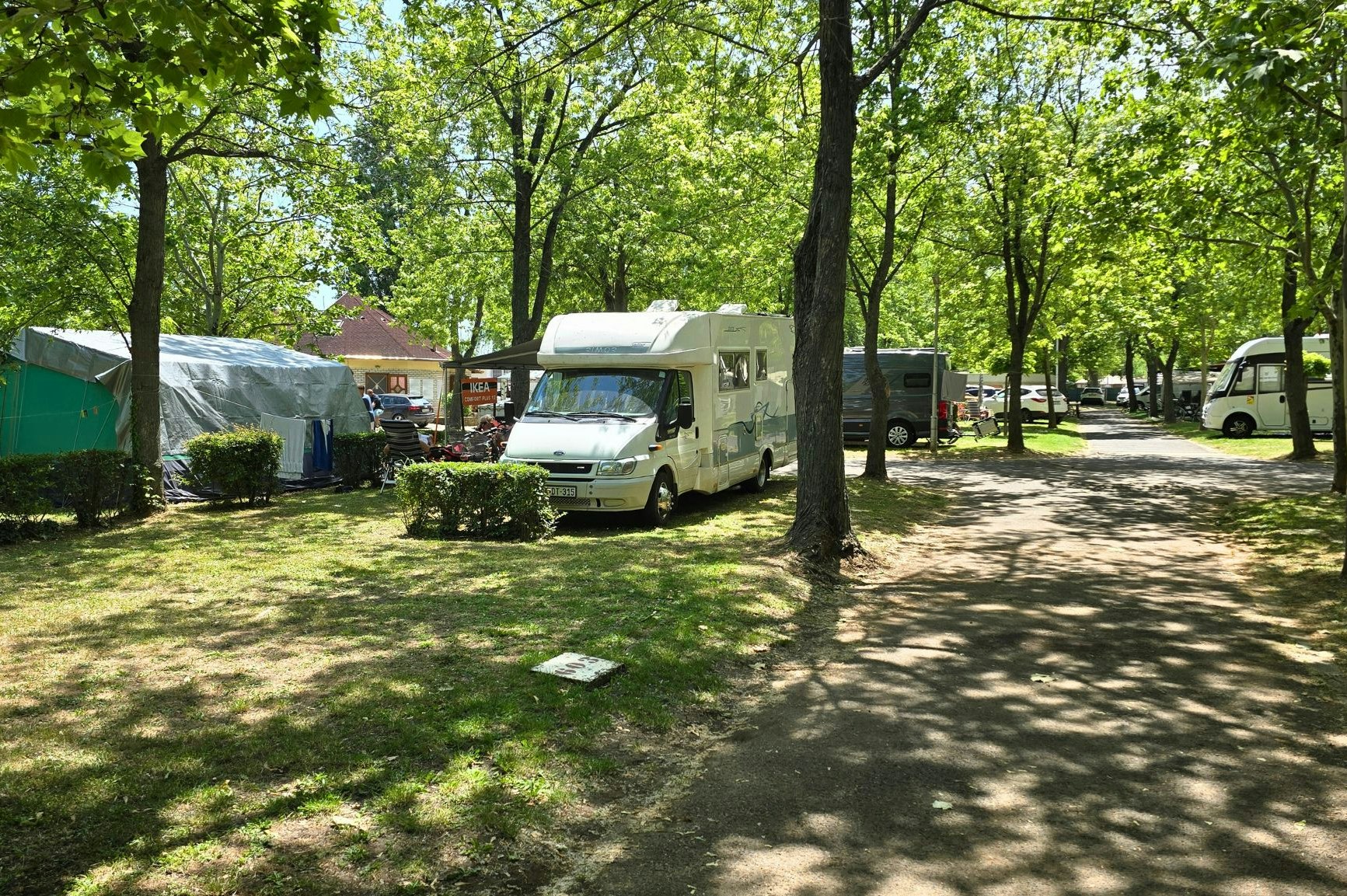 Camping Yacht - Standplätze im Grünen auf dem Campingplatz