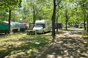 Camping Yacht - Standplätze im Grünen auf dem Campingplatz
