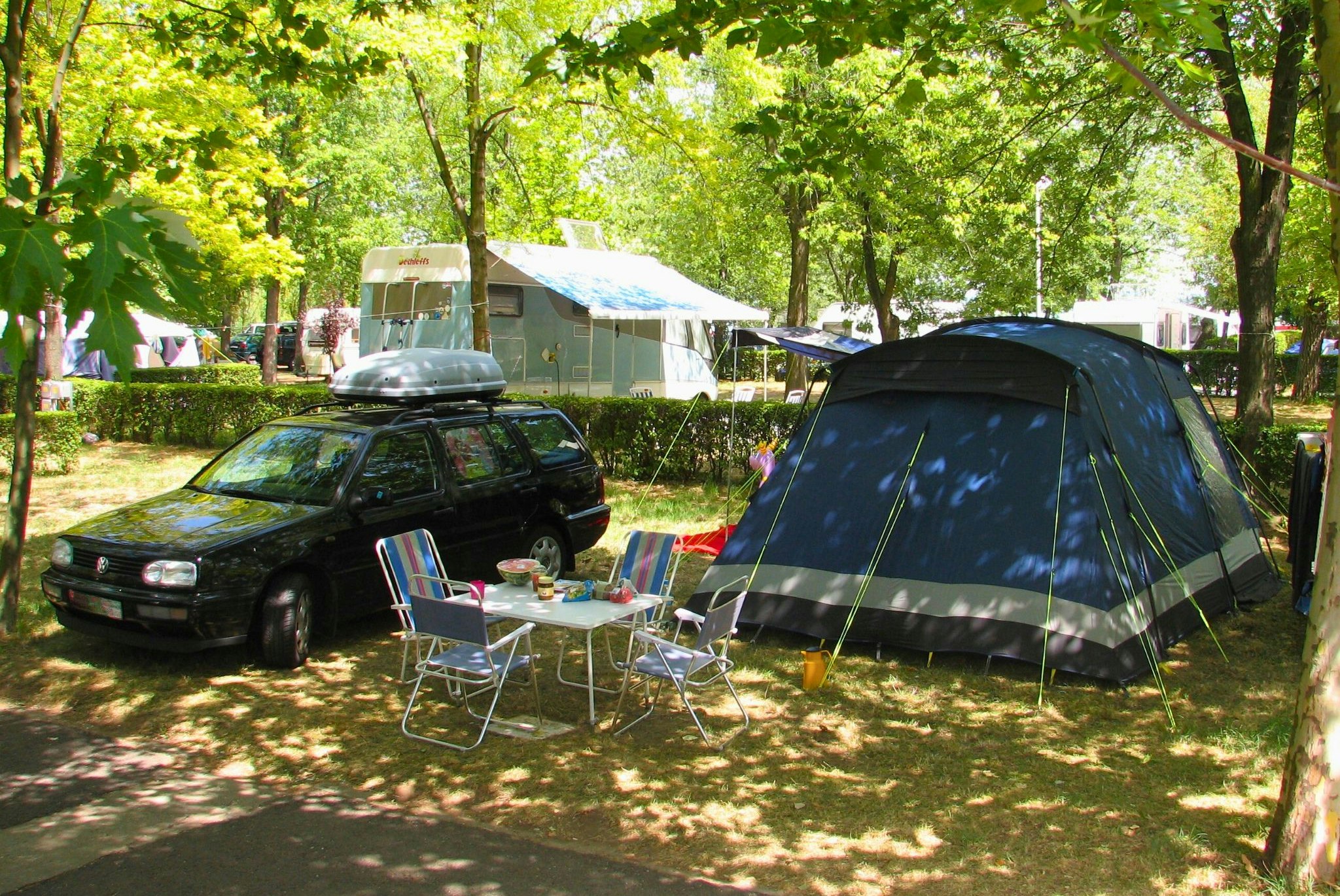 Camping Yacht - Zeltplatz im Schatten der Bäume auf dem Campingplatz