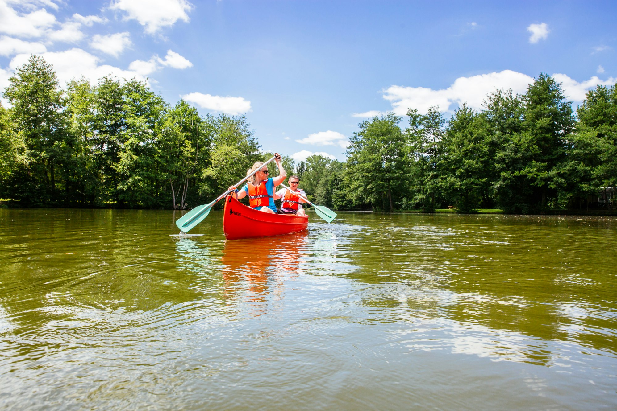 Yelloh! Village Saint Emilion - Kajak fahrende Gäste auf dem Fluss [Rivername]