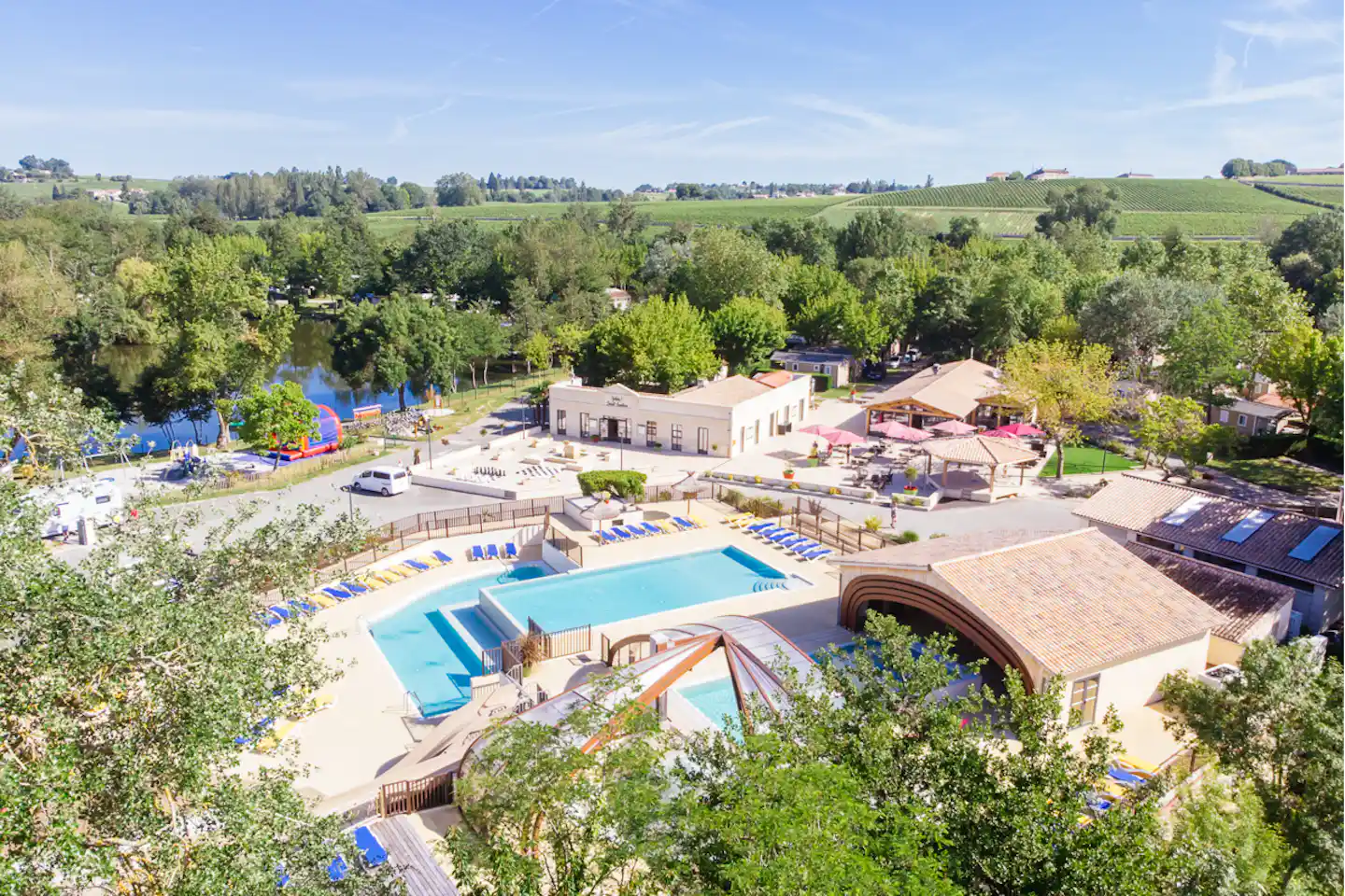 Yelloh! Village Saint Emilion - Luftaufnahme des Schwimmbades und des Sees auf dem Campingplatz