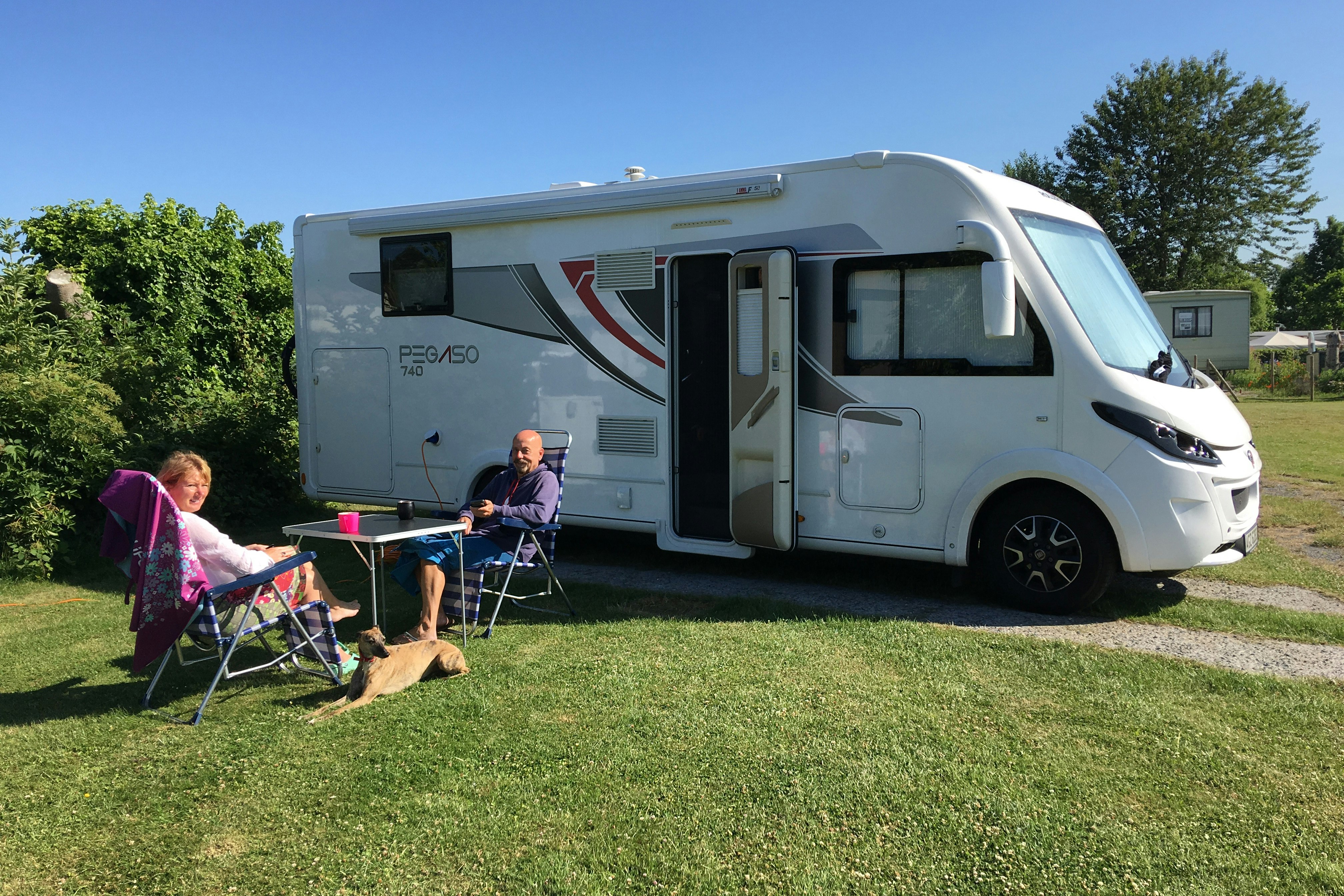Camping Ypra - Gäste auf ihrem Stellplatz
