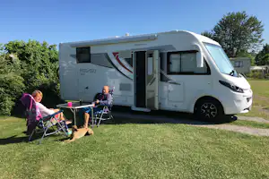 Camping Ypra - Gäste auf ihrem Stellplatz